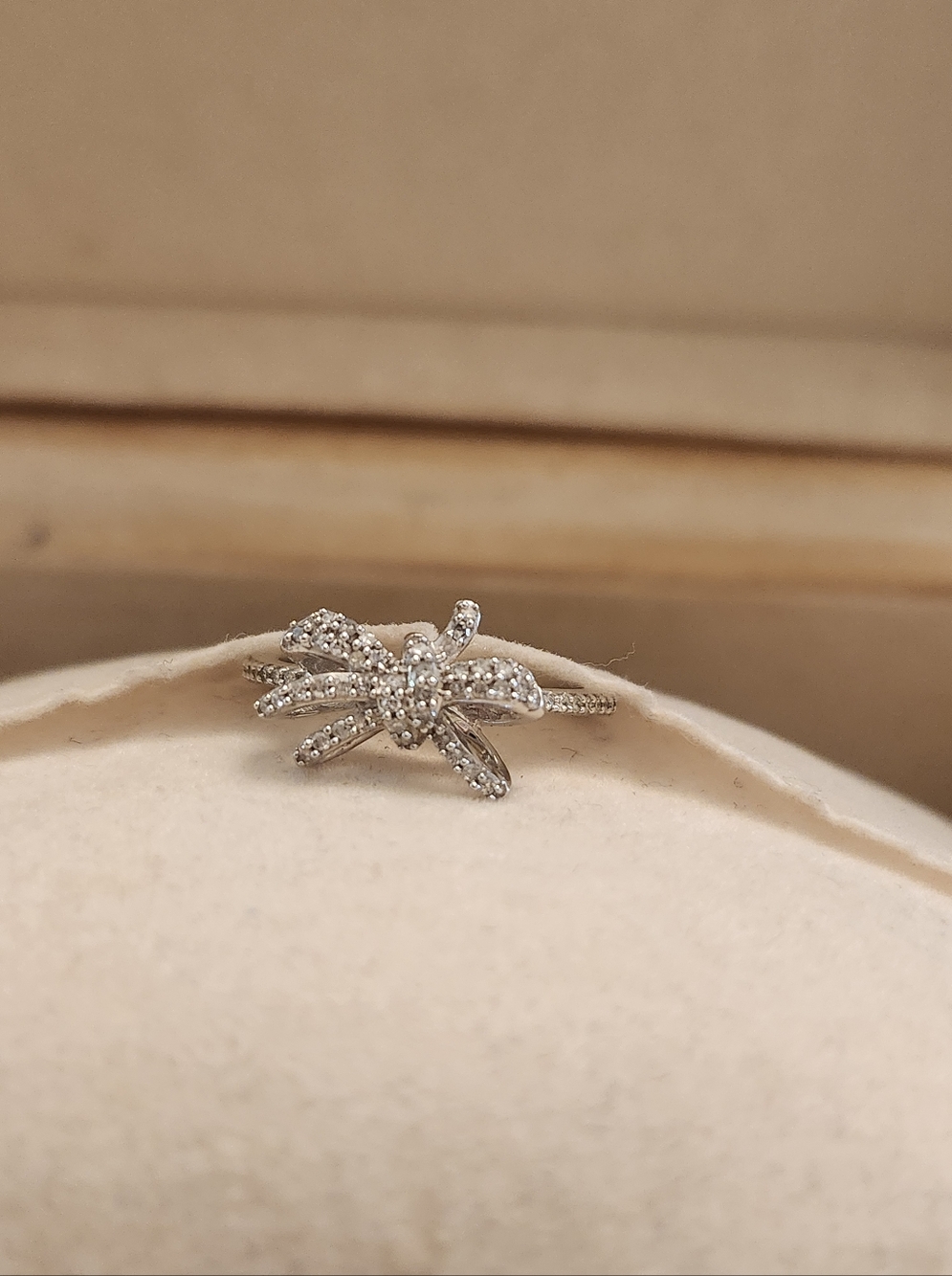 10kt Dimond Bow Ring  Size 6